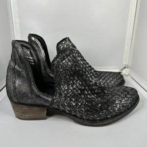 Very Volatile Women’s Malone Leather Bootie Woven Ankle Boot Black Silver Size 7
